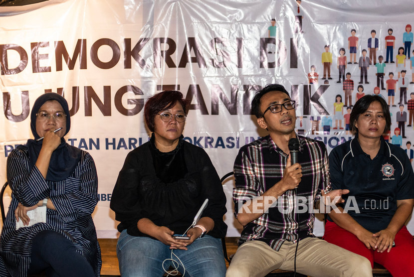 Direktur LBH Jakarta Arif Maulana (kedua kanan)