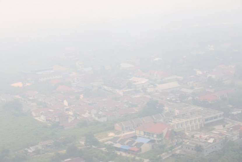 Pantauan dari udara kabut asap di Provinsi Riau hingga Ahad (15/9) hari ini.