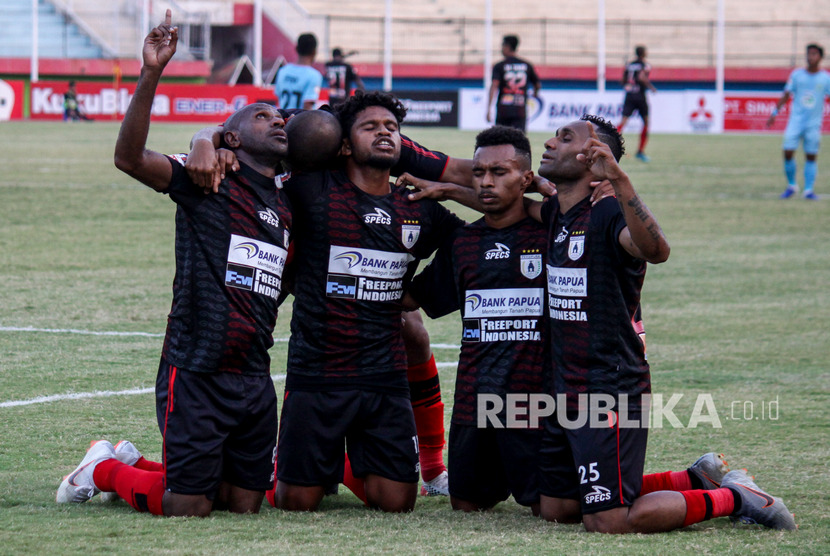 Para pemain Persipura melakukan selebrasi setelah mencetak gol ke gawang Persela Lamongan pada lanjutan Liga 1 2019 di Stadion Delta Sidoarjo, Jawa Timur, Ahad (15/9/2019). 