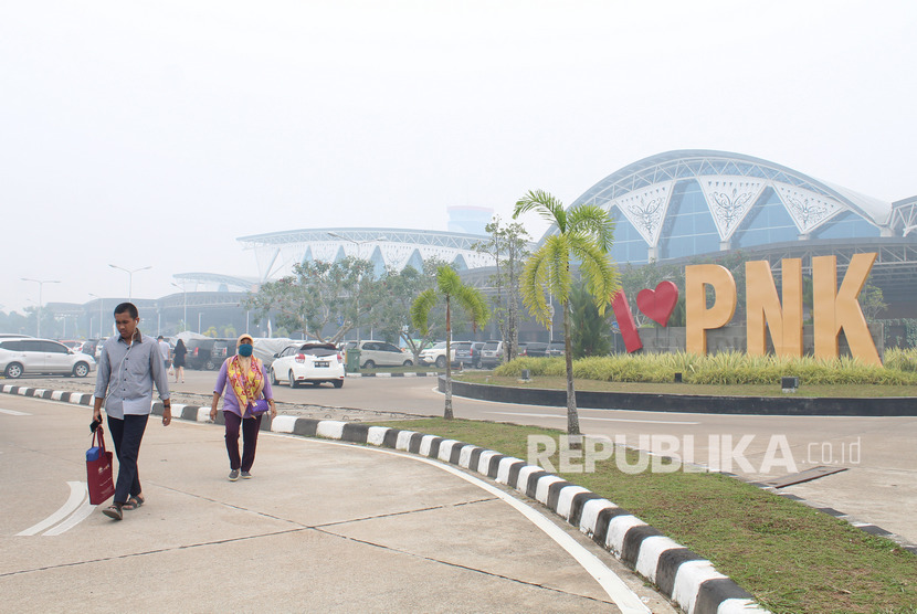 Warga berjalan di kompleks Bandara Supadio di Kabupaten Kubu Raya, Kalimantan Barat.