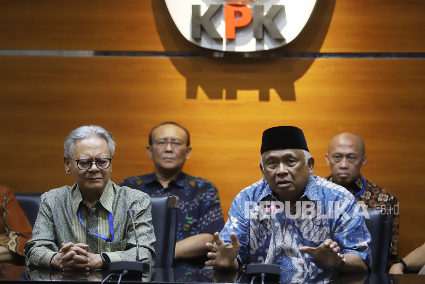 Mantan pimpinan KPK, Taufiqurrahman Ruki (kedua kanan) dan Erry Riyana Hardjapamekas (kiri) memberikan keterangan terkait polemik revisi UU KPK di Gedung KPK, Jakarta, Senin (16/9/2019).