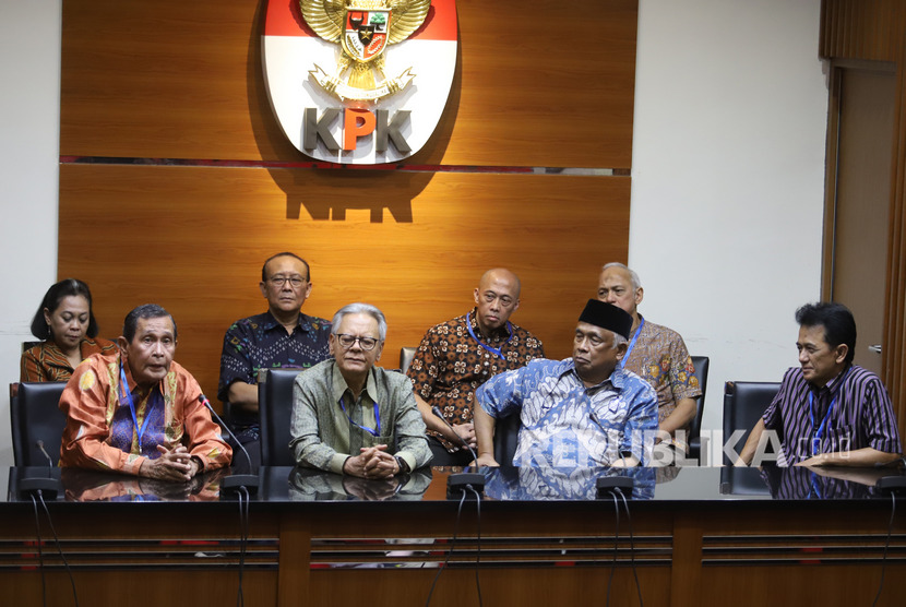 Mantan pimpinan KPK, Tumpak Hatorangan Panggabean (kiri), Erry Riyana Hardjapamekas (kedua kiri), Taufiqurrahman Ruki (kedua kanan) dan Chandra Muhammad Hamzah (kanan) memberikan keterangan terkait polemik revisi UU KPK di Gedung KPK, Jakarta, Senin (16/9/2019). 