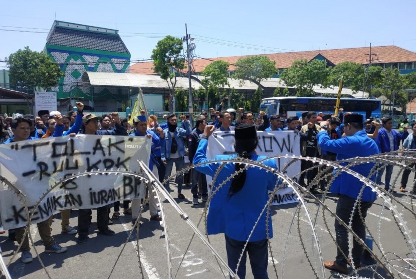 Puluhan anggota Pergerakan Mahasiswa Islam Indonesia (PMII) komisariat UIN Sunan Ampel Surabaya menggelar aksi unjuk rasa di halaman gedung DPRD Jatim, Surabaya, Senin (16/9). 