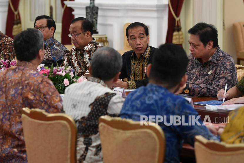 Presiden Joko Widodo (kedua kanan) didampingi Menteri Perindustrian Airlangga Hartarto (kanan), Mensesneg Pratikno (kedua kanan) dan Seskab Pramono Anung (kiri) menerima Pengurus Asosiasi Pertekstilan Indonesia (API) dan Asosiasi Produsen Serat Sintetis dan Benang Filamen Indonesia (APSyFI) di Istana Merdeka Jakarta, Senin (16/9/2019). 