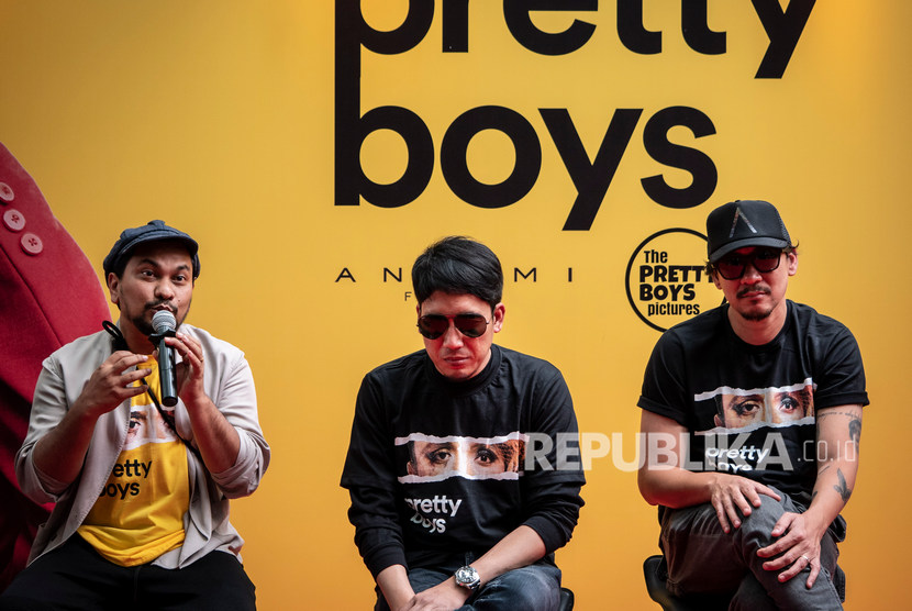 Sutradara film Pretty Boys Tompi (kiri) bersama pemeran Deddy Mahendra Desta (tengah) dan Vincent Ryan Rompies, menjawab pertanyaan awak media seusai peluncurannya, di Epicentrum, Jakarta, Senin (16/9/2019). 