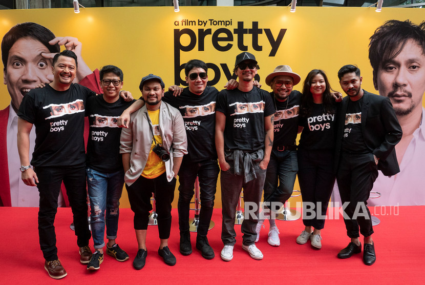 Sutradara, pemeran dan kru film Pretty Boys berfoto bersama seusai peluncuran, di Epicentrum, Jakarta, Senin (16/9/2019). 