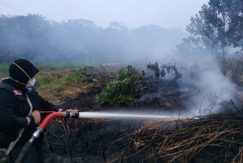Tim Masyarakat Relawan Indonesia Aksi Cepat Tanggap (MRI-ACT) berusaha  membantu memadamkan api kebakaran hutan dan lahan di Jalan Parit Arang,  Desa Sungai Malaya, Kecamatan Ambawang, Kabupaten Kubu Raya