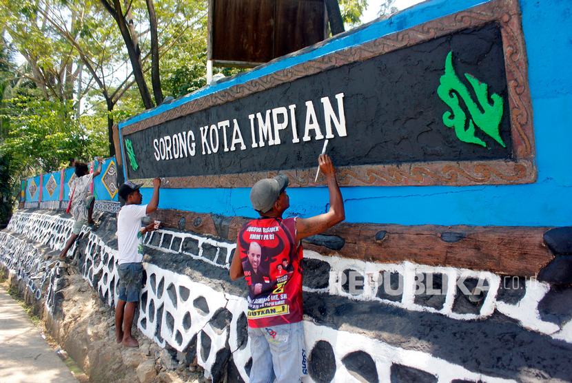 Papua Barat membebaskan biaya visa bagi WNA guna menjaring peningkatan sektor investasi dan pariwisata. Foto, sejumlah pemuda mengecat tembok jalanan di Jalan Ahmad Yani Kota Sorong, Papua Barat (ilustrasi). 