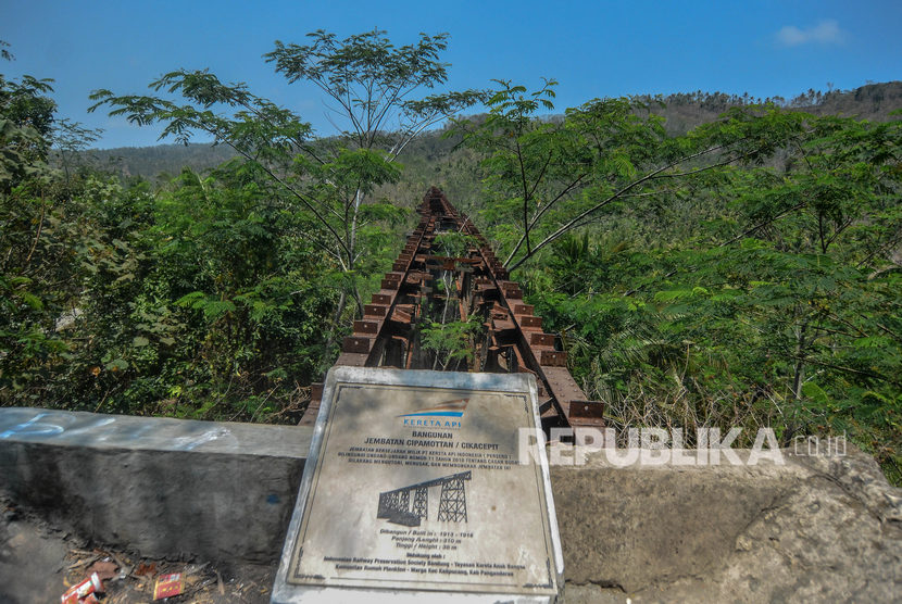 Jembatan rel kereta api Cikacepit jurusan Banjar-Cijulang yang sudah tidak aktif sejak akhir 1980 di Desa Pamotan, Kabupaten Pangandaran, Jawa Barat, Senin (16/9/2019).