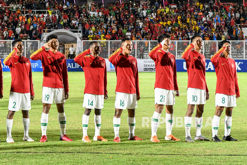 Pemain Timnas Indonesia U-16 menyanyikan lagu Indonesia Raya sebelum pertandingan melawan Timnas Filipina pada laga kualifikasi Piala AFC U-16 2020 di Stadion Madya, Jakarta, Senin (16/9/2019). 