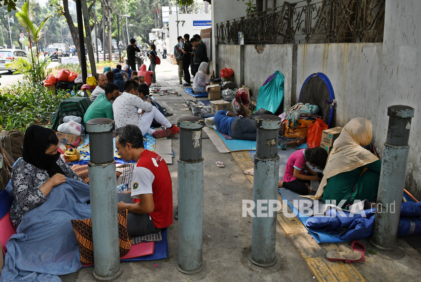 Sejumlah pencari suaka menempati trotoar di dekat kantor Komisioner Tinggi PBB untuk Pengungsi (UNHCR), Jalan Kebon Sirih, Jakarta Pusat, Selasa (17/9/2019). 
