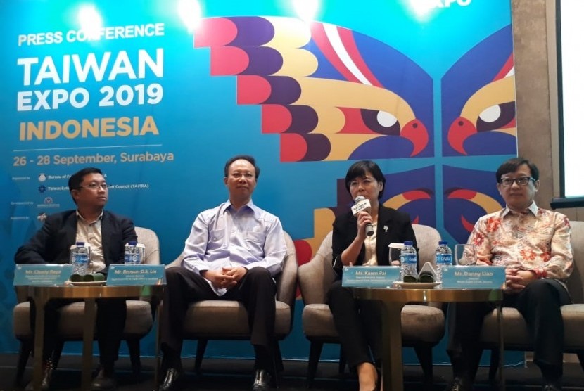 Deputi Executive Director of Taiwan Eksternal Trade Development Council, Karen Pai (kedua kanan) memberikan keterangan terkait gelaran Taiwan Expo 2019. Kegiatan ini akan digelar di Grand City Convex Surabaya pada 26-29 September 2019.