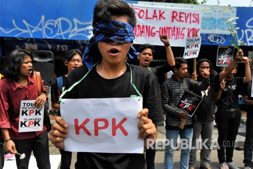 Sejumlah aktivis anti korupsi yang tergabung dalam Koalisi Masyarakat Lawan Koruptor (KOMALAKOR) berunjuk rasa di Alun-alun Serang, Banten, Selasa (17/9/2019).