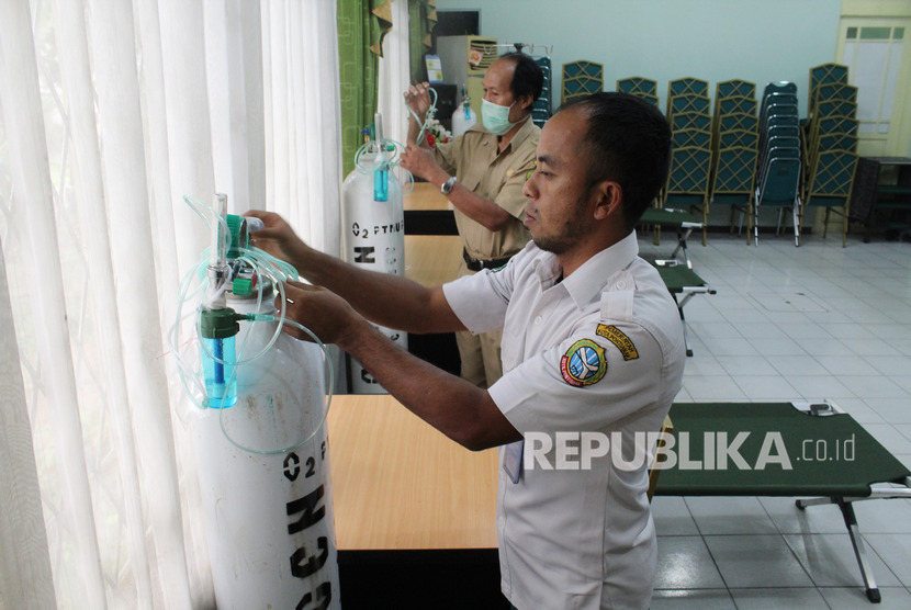 Dua petugas menyiapkan selang dan tabung oksigen di Rumah Singgah Oksigen di Dinas Kesehatan Kota Pontianak, Kalimantan Barat.