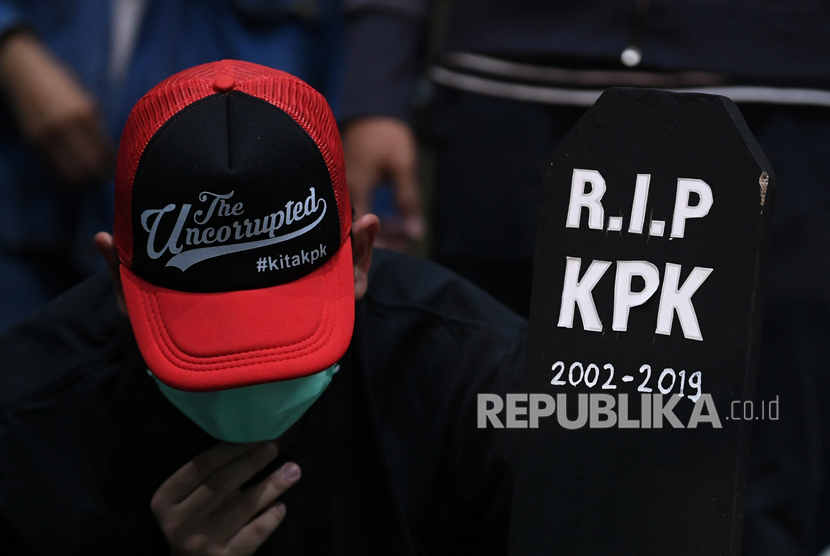 Anggota Wadah Pegawai KPK membawa nisan bertuliskan RIP KPK saat melakukan aksi di gedung KPK Jakarta, Selasa (17/9/2019). 