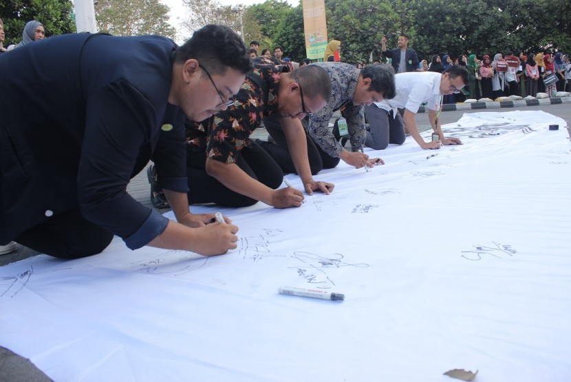  Caption: Aksi dukungan terhadap KPK yang dilakukan civitas akademika  Universitas Aisyiyah (Unisa) Yogyakarta, Selasa (17/9). 