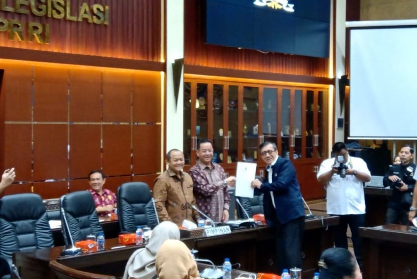 Menteri Hukum dan Hak Asasi Manusia (Menkumham) Yasonna H Laoly menghadiri rapat kerja dengan Baleg, di Gedung Nusantara I, Kompleks Parlemen, Jakarta, Rabu (18/9).