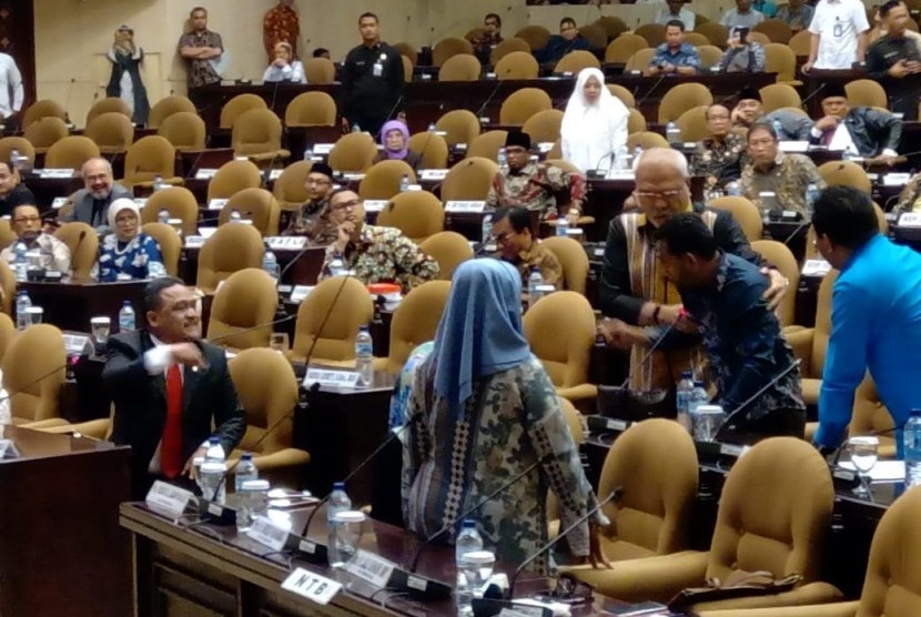 Saling debat antara senator terjadi dalam Rapat Paripurna DPD di Gedung Nusantara V, Kompleks Parlemen, Jakarta, Rabu (18/9).