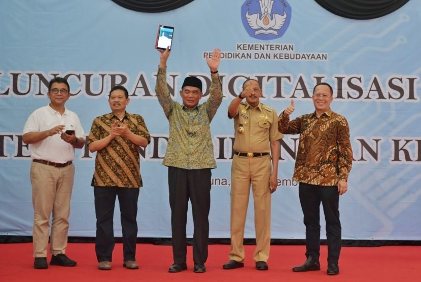 Menteri Pendidikan dan Kebudayaan (Mendikbud), Muhadjir Effendy saat meluncurkan program digitalisasi sekolah di Kabupaten Natuna, Kepulauan Riau, Rabu (18/9).
