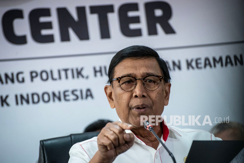 Menko Polhukam Wiranto memberikan keterangan pers terkait revisi UU KPK di Jakarta, Rabu (18/9/2019).
