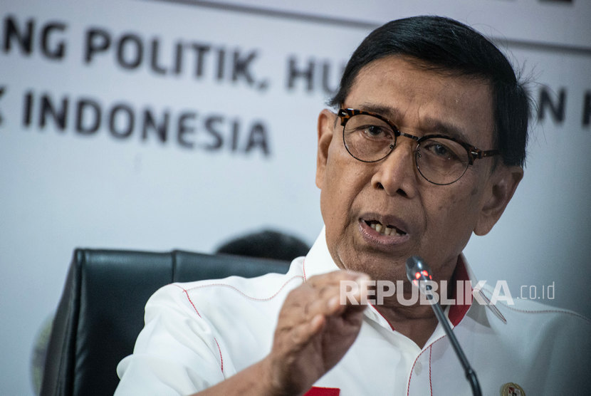 Menko Polhukam Wiranto memberikan keterangan pers terkait revisi UU KPK di Jakarta, Rabu (18/9/2019).