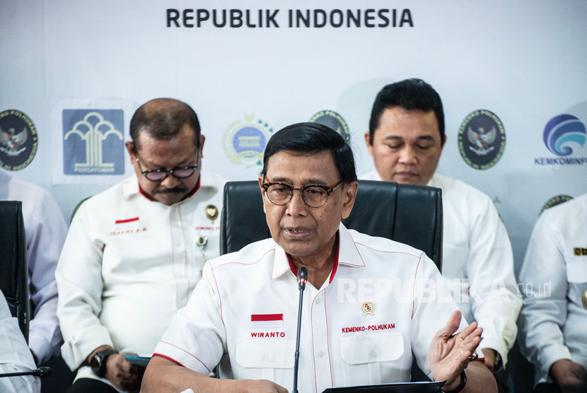 Menko Polhukam Wiranto (tengah) memberikan keterangan pers terkait revisi UU KPK di Jakarta, Rabu (18/9/2019).