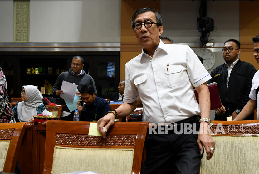 Menteri Hukum dan HAM Yasonna Laoly bersiap mengikuti rapat kerja bersama Komisi III DPR tentang Rancangan Kitab Undang-Undang Hukum Pidana (KUHP) di Kompleks Parlemen Senayan, Jakarta, Rabu (18/9/2019).