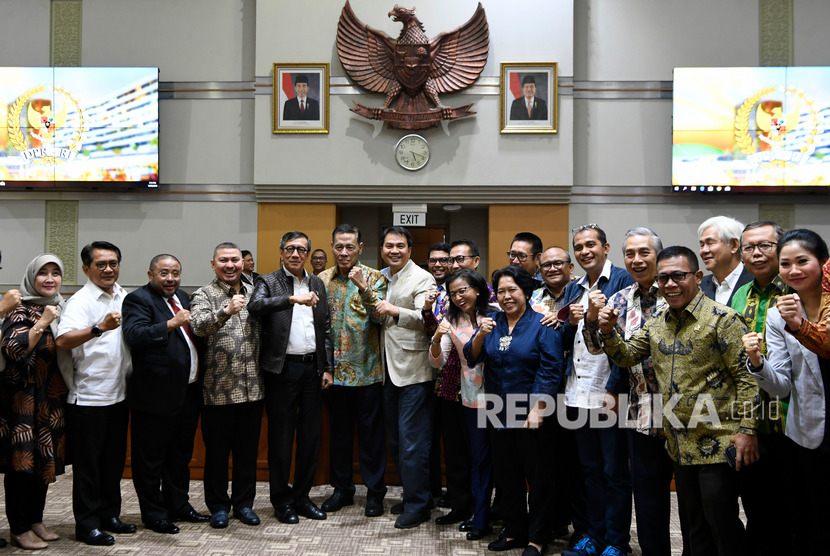 Menteri Hukum dan HAM Yasonna Laoly (kelima kiri) bersama pakar hukum tim perumus Rancangan Kitab Undang-Undang Hukum Pidana (KUHP) dan anggota Komisi III DPR foto bersama usai rapat kerja di Kompleks Parlemen Senayan, Jakarta, Rabu (18/9/2019).