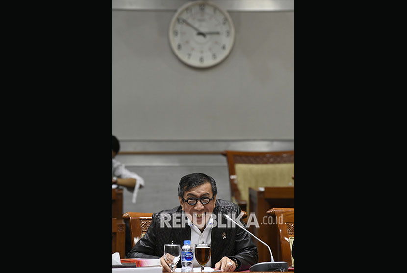 Menteri Hukum dan HAM Yasonna Laoly mengikuti rapat kerja bersama Komisi III DPR tentang Rancangan Kitab Undang-Undang Hukum Pidana (RKUHP) di Kompleks Parlemen Senayan, Jakarta, Rabu (18/9/2019). 