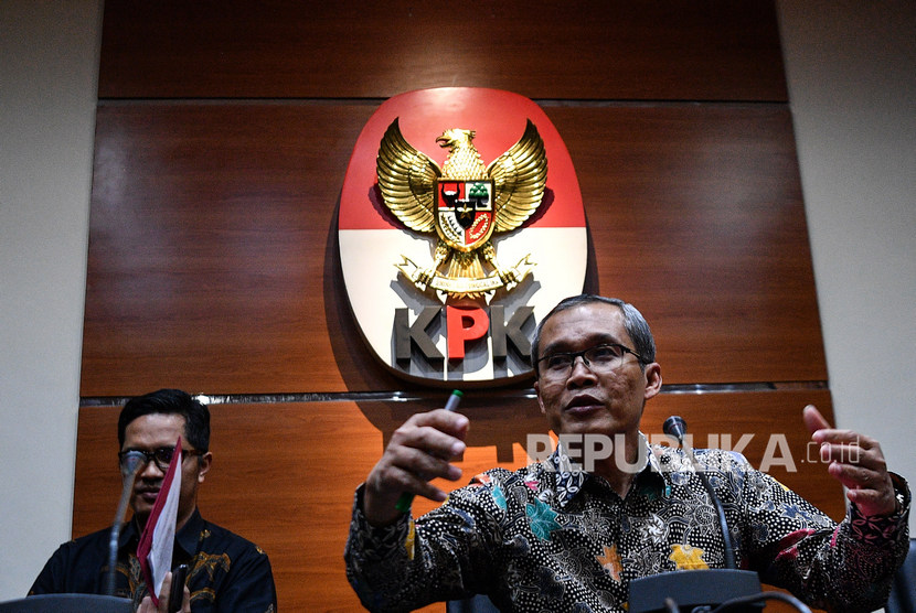 Wakil Ketua KPK Alexander Marwata (kanan) didampingi Juru Bicara Febri Diansyah menyampaikan konferensi pers di kantor KPK, Jakarta, Rabu (18/9/2019).