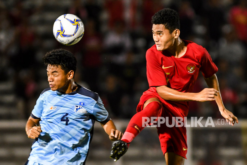 Pemain Timnas Indonesia U-16 Mikael Alfredo (kanan) berusaha melewati pemain Timnas Kepulauan Mariana Utara U-16 Daniell Mar (kiri) pada laga kualifikasi Piala AFC U-16 2020 di Stadion Madya, Jakarta, Rabu (18/9/2019).