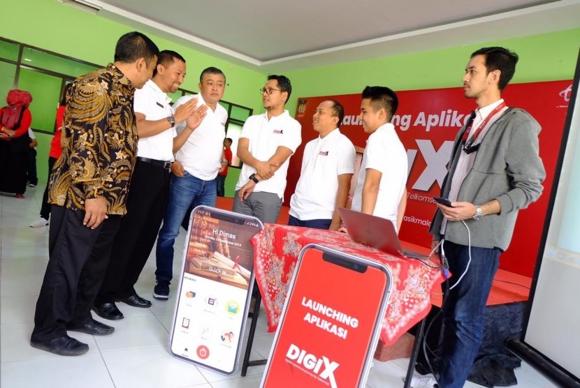 Telkomsel meluncurkan aplikasi absensi digital berbasis mobile yang disebut DIGI X di SMKN 2 Tasikmalaya, Kamis (19/9).