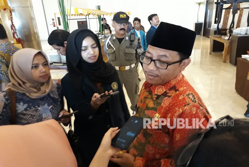 Walikota Malang, Sutiaji memberikan keterangan kepada wartawan di Hotel  Atria, Kota Malang, Kamis (19/9). 