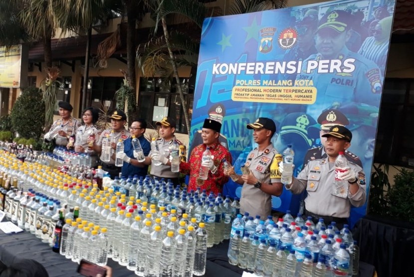 Polres Malang Kota (Makota) bersama Walikota Malang dan Ketua DPRD merilis penyitaan 1.280 minuman keras (miras) di Mapolresta Malang, Kamis sore (19/9).