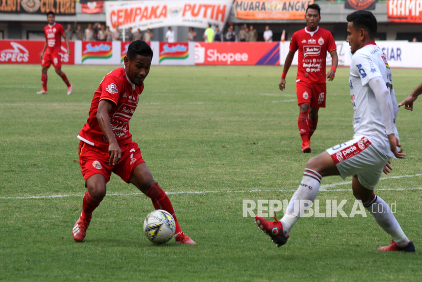 Pesepak bola Bali United Haudi Abdillah (kanan) berusaha menghadang pesepak bola Persija Jakarta Rizki Ramdani Lestaluhu (kiri) pada laga pertandingan Liga 1, di Stadion Patriot Candrabhaga, Bekasi, Jawa Barat, Kamis (19/9/2019).