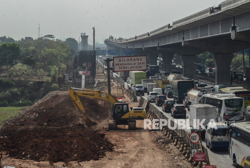 Alat berat beraktivitas di pembangunan proyek Kereta cepat Jakarta-Bandung di Cibuntu, Kabupaten Bekasi, Jawa Barat, Kamis (19/9/2019).