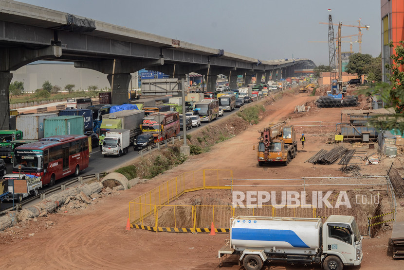 Pembangunan proyek Kereta cepat Jakarta-Bandung.