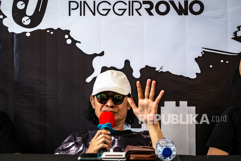 Musisi Jazz Indonesia Mus Mujiono memberikan keterangan pers kepada wartawan jelang konser Jazz PinggirRowo 2019 di Ambarawa, Kabupaten Semarang, Jawa Tengah, Kamis (19/9/2019).