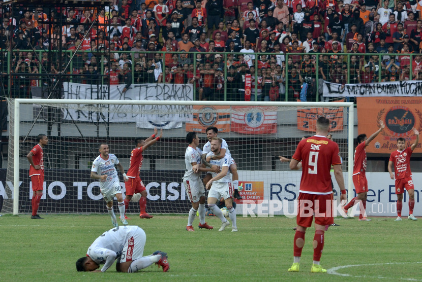 Pesepak bola Bali United meluapkan kegembiraan usai Melvin Platje (tengah) di menit ke-72 berhasil menjebol gawang Persija Jakarta pada laga Liga 1 2019 di Stadion Candrabhaga, Bekasi, Jawa Barat, Kamis (19/9/2019). 