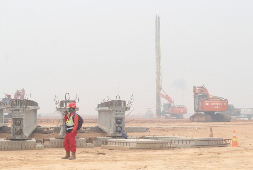 Seorang petugas memantau areal proyek pembangunan Terminal Kijing yang diselimuti kabut asap di Kabupaten Mempawah, Kalimantan Barat, Kamis (19/9/2019). 