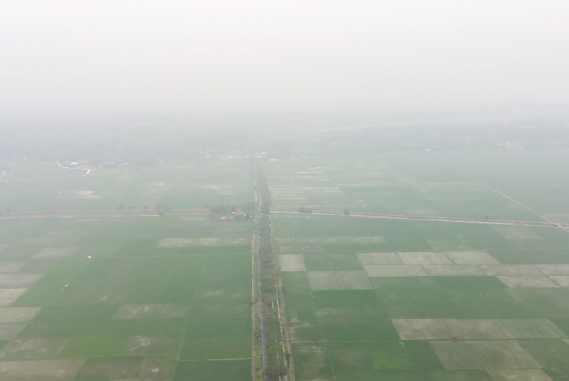 Foto udara kabut asap kiriman karhutla Sumatera menyelimuti wilayah Kabupaten Aceh Utara, Aceh, Kamis (19/9/2019).