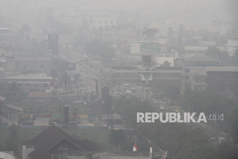 Pemandangan kota yang terpapar kabut asap di Banjarmasin, Kalimantan Selatan, Jumat (20/9/2019).