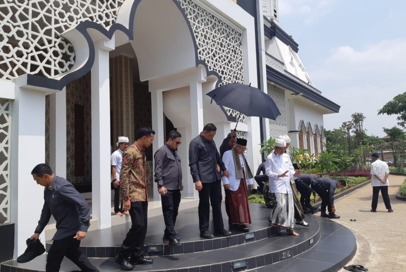 Wapres Terpilih Ma'ruf Amin bersama Ketua DKM Tajug Gede Cilodong Dedi Mulyadi, Jumat (20/9).