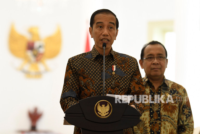 Presiden Joko Widodo (kiri) didampingi Mensesneg Pratikno (kanan) menyampaikan sikap tentang rencana pengesahan Rancangan Kitab Undang-Undang Hukum Pidana (RKUHP) di Istana Bogor, Jawa Barat, Jumat (20/9/2019). 