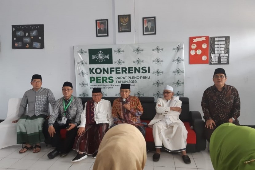 Ketua Umum PBNU KH Said Aqil Siradj bersama tamu kehormatan lainnya, saat menggelar jumpa pers disela-sela Rapat Pleno PBNU 2019 di Ponpes Al Muhajirin, Purwakarta, Jumat (20/9)