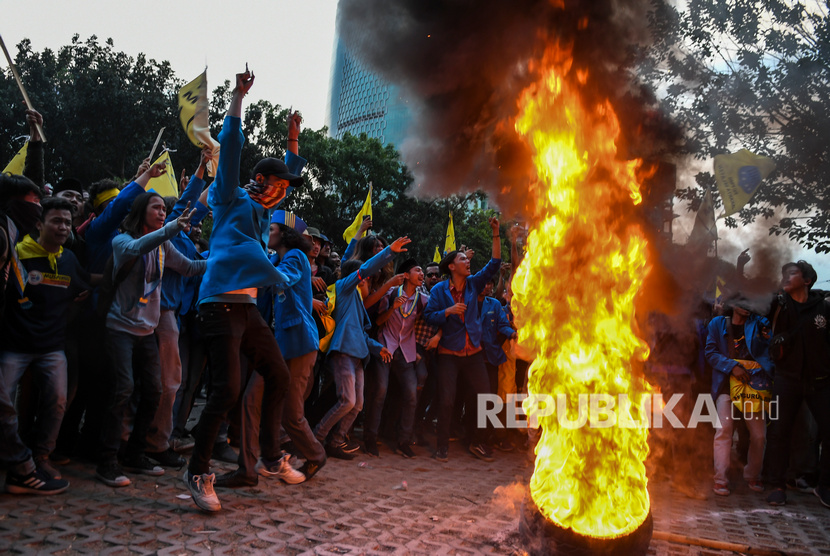 Mahasiswa yang tergabung dalam Pergerakan Mahasiswa Islam Indonesia (PMII) membakar ban saat melakukan aksi unjuk rasa di depan gedung KPK, Jakarta, Jumat (20/9/2019).