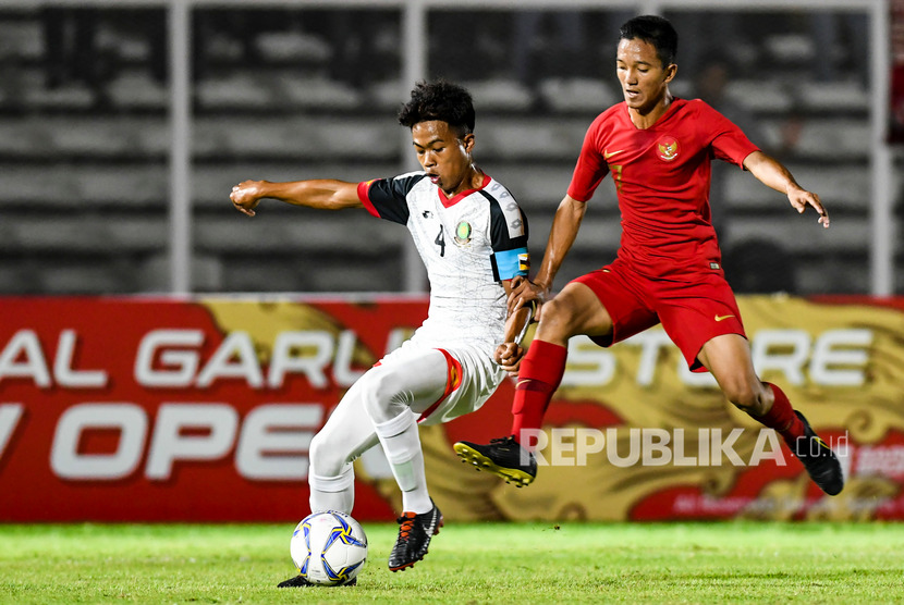Pemain timnas Indonesia U-19 Raka Cahyana (kanan).  Timnas Indonesia U-19 sukses mengamankan kemenangan perdana usai mengalahkan lawannya Ghana U-20 dengan skor tipis 1-0 pada partai kedua Grup B Turnamen Toulon 2022 di Stade Jules-Lodoumegue, Vitrolles, Prancis, lewat gol Raka, pada Kamis (2/6/2022) malam WIB.