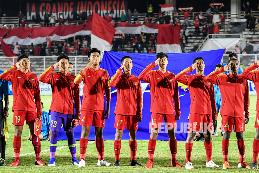 Pemain Timnas Indonesia U-16 menyanyikan lagu Indonesia Raya sebelum pertandingan melawan Timnas Brunei Darussalam U-16 pada laga kualifikasi Piala AFC U-16 2020 di Stadion Madya, Jakarta, Jumat (20/9/2019).