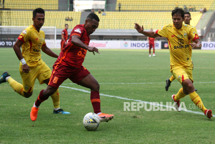 Jajang Mulyana (kanan) bergabung ke Bai United dari Bhayangkara FC.