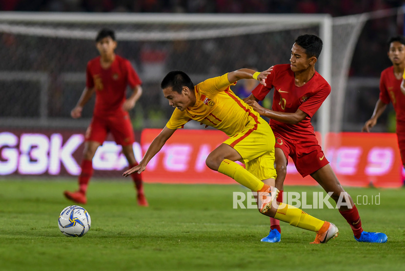 Pemain Timnas Indonesia Marselino Ferdinan (kanan).